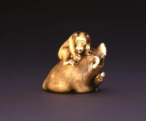 Netsuke, Darstellung eines Wildschweins mit einem Affen, ca. 1800-10
