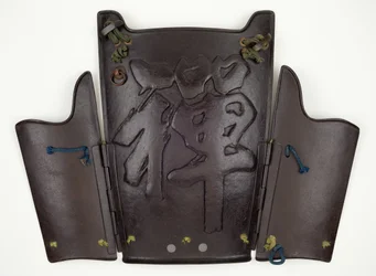 Brustplatte und zwei Seitenplatten einer fünfteilig scharnierten Yukinoshita-do Rüstung mit geprägtem Design des Zeichens für 
