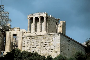 Tempel der Athena Nike, entworfen von Mnesikles und Kallikrates im 5. Jahrhundert v. Chr., Akropolis von Athen, Griechenland (Foto)
