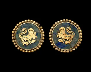 Paar Ohrschmuck, die übernatürliche Katzen darstellen