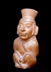 Präkolumbianische Kunst, Mochica-Zivilisation: Anthropomorphe Terrakottaflasche, die einen Gefangenen vor seinem Opfer darstellt (200 v. Chr. - 700 n. Chr.)