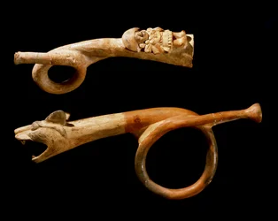 Präkolumbische Kunst, Mochica-Kultur: Terrakotta-Trompeten. 200-500 n. Chr. Göteborg, Ethnographisches Museum