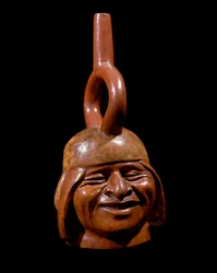 Präkolumbische Kunst, Moche-Kultur: anthropomorphe Vase, genannt „Der lachende Mann“. 200 v. Chr.-700 n. Chr. Lima, Nationalmuseum für Anthropologie und Archäologie, Peru