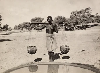 „Ein Imperium aufbauen“ im faschistischen Zeitalter: Cunama Frau trägt Wasser, 09/05/1936