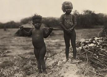 „Ein Imperium aufbauen“ im faschistischen Zeitalter: zwei Kinder des Habab-Stammes, 09/05/1936