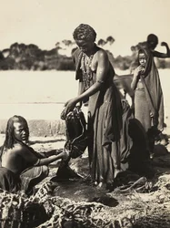 „Ein Imperium aufbauen“ im faschistischen Zeitalter: Frauen des Beni-Amer-Stammes an einem Wasserbrunnen, 09/05/1936