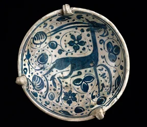 Mudéjar-Kunst: blaue Keramikschale, verziert mit einem Hirsch aus Paterna, Manises (hispano-maurischer Stil). 14. oder 15. Jahrhundert, Barcelona. Keramikmuseum Barcelona, Spanien