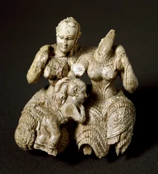 Mykenische Kunst: Elfenbeinidol, bestehend aus zwei Gottheiten und einem Kind - 1500 v. Chr., Maße: 7,5 cm - Nationales Archäologisches Museum Athen, Griechenland - Zwei mykenische Gottheiten und ein Kind - Elfenbeinskulptur (H. 7,5 cm)