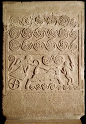 Mykenische Kunst: Grabstele aus Kalkstein mit Darstellung einer Schlacht aus Mykene. 16. Jahrhundert v. Chr. Maße: 133 cm. Athen, Nationales Archäologisches Museum