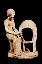 Mykenische Kunst: weibliche Figur in der Nähe eines Ofens, die ein Brot in der Hand hält. 16. Jahrhundert v. Chr. Straßburg, Archäologisches Museum