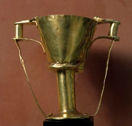 Mykenische Kunst mit minoischen Einflüssen: Kelch (oder Becher) aus Gold mit Doppelgriff, genannt Nestors Becher. 16. Jahrhundert v. Chr. Aus Grab IV von Mykene. Athen, Nationales Archäologisches Museum