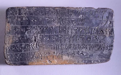 Tontafel mit Inschrift in Linearschrift B aus den Archiven des Palastes des Nestor in Pylos (Griechenland), mykenische Zivilisation, ca. 13. Jahrhundert v. Chr.