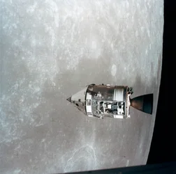 Die Apollo 15 Kommando- und Servicemodule im Mondorbit, 1971