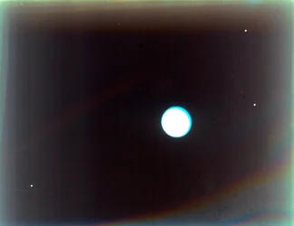 Uranus mit den Satelliten Miranda, Ariel und Umbriel, von Voyager 2, 24. Januar 1986