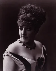 Porträt einer Frau. Gesicht einer Frau mit Dekolleté und einer Halskette mit herzförmigen Anhängern