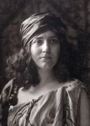 Lea Pirou mit einem Turban, der ihr Haar hält