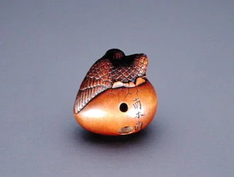 Netsuke, Darstellung einer Krähe, die aus einem Ei schlüpft, ca. 1840