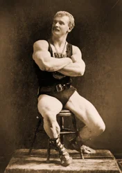 Eugen Sandow, in klassischer antiker griechisch-römischer Pose, ca. 1893