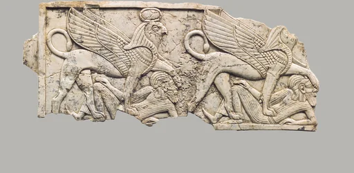 Möbelplakette mit zwei falkenköpfigen Sphinxen, die Gefangene niedertrampeln, ca. 9.-7. Jahrhundert v. Chr.