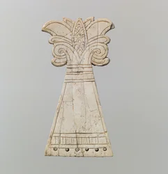 Mit Ritzverzierungen versehenes Pferdestirnblatt, geschnitzt in Gestalt eines blühenden Palmettenbaums mit Voluten, 9.-8. Jahrhundert v. Chr. (Elfenbein)