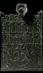 Mesopotamien: bronzene Beschwörungstafel gegen die dämonische Gottheit Lamaschtu. Darstellung einer Exorzismusszene. Neuassyrische Zeit (ca. 1000-612 v. Chr.). 750 v. Chr. Paris, Louvre