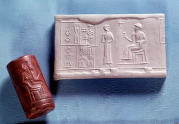Mesopotamien: Quarzsteinsiegel und Abdruck, das eine Figur zeigt, die mit einer Gottheit spricht. Neusumerische Periode (ca. 2150-2000 v. Chr.) Paris, Musée du Louvre