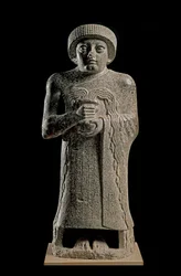 Sumerische Kunst: Detail der Statue von Gudea, Prinz von Lagash, bekannt als „mit der sprudelnden Vase“