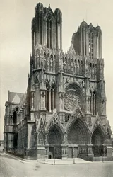 Ein großes gotisches Gebäude: Die Kathedrale von Reims, erbaut im 13. und 14. Jahrhundert, um 1930