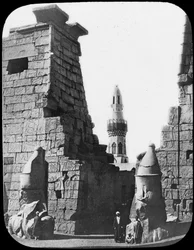 Minarett und Ruinen des Luxor-Tempels, Luxor, Ägypten, ca. 1890. Laternenbild