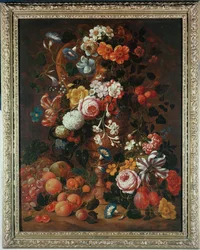 Rosen, Dahlien, Winde, eine Tulpe und andere Blumen in einer skulptierten Urne, mit Trauben, Pflaumen und Pfirsichen in der Nähe