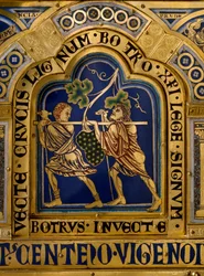 Verduner Altar: Rückkehr von Josua und Kaleb mit einer großen Traube aus dem Land Kanaan (Detail)
