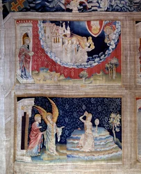 Apokalypse-Wandteppich (1373-1383), Nr. 64: Ein Engel zeigt Johannes die Verurteilung Babylons, des Symbols des Götzendienstes, das durch seine Zauberkünste alle Völker verführt hat. Unten: Babylon, die Prostituierte im Dienste Satans, erhitzt ihr blondes