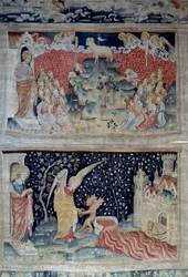 Apokalypse-Wandteppich (1373-1383), Nr. 47: Das Lamm auf dem Berg Zion. Unten, Nr. 55, der Engel sammelt die Weinrebe der Erde, die in das große Fass des Zorns Gottes gegossen wird, das Fass läuft über und das Blut fließt. Wandteppich von Nicolas Bataille 