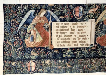 Wandteppich der Offenbarung: Engel tragen die Werkzeuge der Passion. Tapisserie von Nicolas Bataille