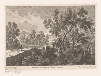 Waldlandschaft mit Spaziergängern am Wasser