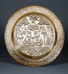 Ein Efik-Messinglader mit einer zentralen weiblichen Figur in Roben und zwei Dienern, die einen Fächer und einen Regenschirm halten