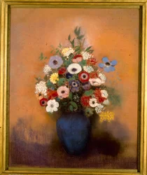 Großer Blumenstrauß in einer blauen Vase