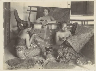 Drei batikende indische Frauen