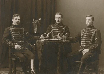 Drei junge uniformierte Kavalleristen, Malmö, Schweden, 1920er Jahre