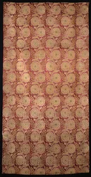 Ein Stück roter Satin mit wellenförmigen Stielen und vergoldeten Blütenköpfen