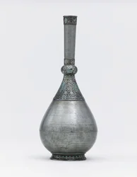 Eine osmanische Flasche aus Zink mit türkisfarbenen Einsätzen und silberner Montierung