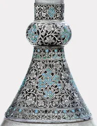 Detail einer osmanischen türkisbesetzten silbermontierten Zinkflasche