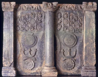 Fries mit den Fußabdrücken Buddhas, Gandhara 1. bis 5. Jahrhundert n. Chr.