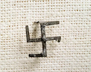 Christliche Antike: Fibel in Form eines Swastika (die das Hakenkreuz inspirieren wird). 1. bis 3. Jahrhundert. Nationalmuseum für Archäologie von Saint Germain en Laye