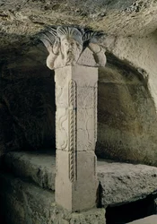 Säule aus der Krypta, mit dem Kopf von Moses als Kapitell, 415 n. Chr.