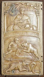 Spiele im Zirkus mit einem Bären (Elfenbeinrelief-Diptychon, ca. 400)