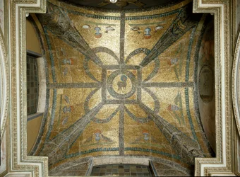 Mosaiken des 5. Jahrhunderts, in der Mitte das Lamm. Gewölbe der Kapelle des hl. Johannes des Evangelisten im frühchristlichen Baptisterium von San Giovanni in Laterano (St. Johannes im Lateran) (battistero lateranense o san Giovanni in Fonte), erbaut um 4