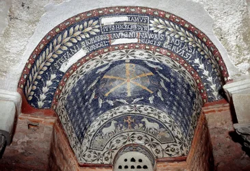 Paleochristliche Kunst: Das Monogramm Christi umgeben von Symbolen der Heiligen Dreifaltigkeit