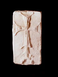 Frühchristliche Kunst: Stein verziert mit einem Kreuz. Von der Insel Kharg, Iran. Paris, Louvre Museum