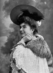 Französische Komikerin Jeanne Thomassin als Suzanne Radiguet im Stück "Les trois Anabaptistes" in Paris